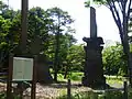 吉田善太郎功労碑（右）