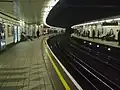 モニュメント駅にあるサークル線とディストリクト線のホームを西から見る
