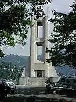 コモの戦没者慰霊碑