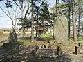 開村記念碑（右）・開村五十年記念碑（左）