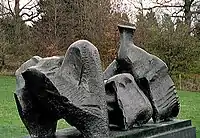 ヘンリー・ムーア作『衣装をまとって横たわる三つに分かれた人体(Three Piece Reclining figure),No.1』1961年。英国ヨークシャー