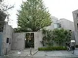 文京区立森鷗外記念館(記念館が建つ場所は、森鷗外の旧居「観潮楼」跡地。観潮楼正門の門柱跡や森鷗外ゆかりの大イチョウが今でも残る。カフェを併設。)
