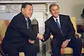 アメリカ合衆国大統領ジョージ・ウォーカー・ブッシュと会談する森(2001年、アメリカ合衆国のホワイトハウスにて)