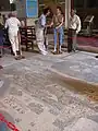 モザイクを見る人々