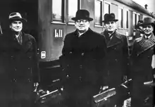1939年10月16日、ユホ・クスティ・パーシキヴィらが交渉のためモスクワに到着した。左から、Aarno Yrjö-Koskinen（英語版）、パーシキヴィ、Johan Nykopp（英語版）、アルダー・パーソネン（英語版）。