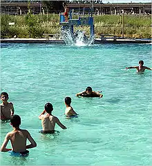 イラク・モスルのプールで遊ぶ子供たち(2003年5月9日、撮影:米国陸軍)