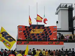 MotoGPクラスの表彰式では、富沢の死を悼んで半旗が掲げられた。