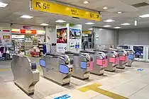 東側改札口（2021年12月）