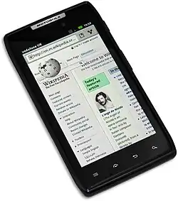IS12M（MOTOROLA RAZR）のベースモデルであるDroid RAZR。IS12Mの背面にはauの新ロゴが刻印されている。