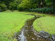 遣水、曲水の宴が行われたと言われる。