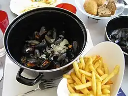 ムール貝の白ワイン煮とフライドポテト