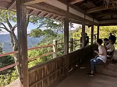 鳳来寺本堂前の田楽堂