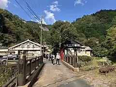 登山口付近の旅館