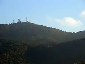 ヌワラ・エリヤから望んだ山頂の電波施設