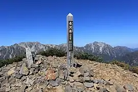 赤沢岳の山頂とその西側の立山連峰