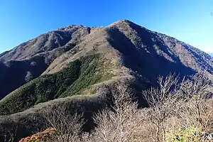 竜ヶ岳から望む雨ヶ岳(2015年12月5日撮影)