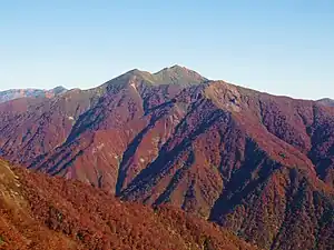 南南東より望む笠ヶ岳（中央左）朝日岳（中央奥）白毛門（中央右）