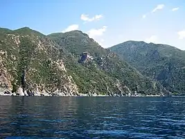 海から見たとシモノペトラ修道院。中腹に小さく修道院が見える。