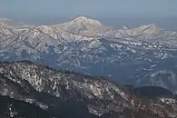 西側のオサンババ（山中山）から望む残雪期の毘沙門岳、右奥に荒島岳