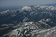 北側の野伏ヶ岳から望む毘沙門岳