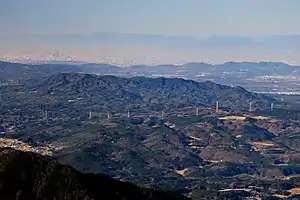 恵那山から望む屏風山、遠景は濃尾平野と鈴鹿山脈（2016年12月3日撮影）