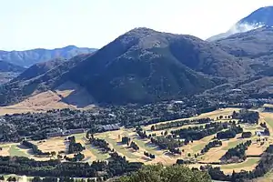 西側から望む箱根山地の台ヶ岳と山麓の大箱根カントリークラブ、右奥に大涌谷、2019年11月30日撮影