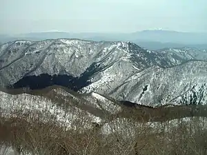 鷲ヶ岳から望む烏帽子岳、遠景は乗鞍岳と御嶽山(2008年3月23日)