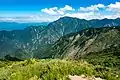 東側にある八海山から越後駒ヶ岳（中央）
