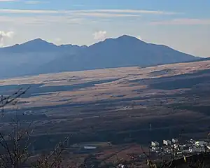 北東側の大洞山から望む富士山の稜線越しの越前岳、左側のピークが位牌岳(2015年11月21日)