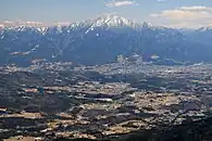 南東側に恵那山と山麓の中津川市の中心市街地