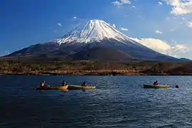 精進湖から望む富士山