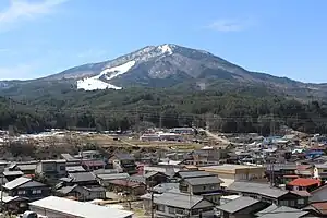 北東側の高山市立久々野小学校から望む船山、山腹にひだ舟山スノーリゾートアルコピア（2015年3月28日）