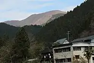 神崎川沿いの南東山麓から望む舟伏山