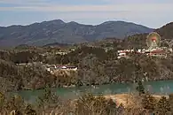 南側から望む恵那峡ワンダーランド、二ッ森山（左奥）と岩山（右奥）