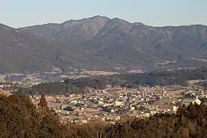 苗木城址から望む二ッ森山(左:西峰と右:東峰の双耳峰)(2017年3月11日撮影)