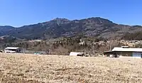 東方の中津川市側から望む二ッ森山