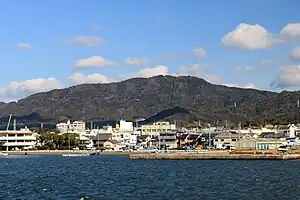 南山麓の三谷漁港から望む五井山(2017年1月21日撮影)