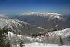 日照岳から望む飛騨高地の御前岳とその左奥の猿ヶ馬場山(2009年4月7日撮影)