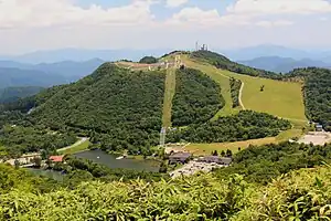 茶臼山からから望む萩太郎山(2015年7月28日撮影)