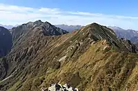 南側に連なる後立山連峰、左から針ノ木峠、針ノ木岳、スバリ岳、赤沢岳