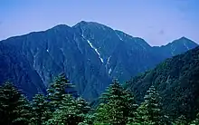 赤石岳登山道の東尾根（大倉尾根）から望む聖岳と兎岳