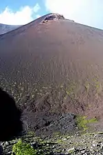 第二火口上部に宝永山の山頂