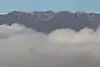 戸倉山西峰頂上から望む雲海に浮かぶ木曽駒ヶ岳(左から宝剣岳、伊那前岳、その右奥に山頂部)(2018年10月8日撮影)