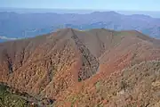 経ヶ岳から望む法恩寺山、遠景は大日山（2010年11月7日）