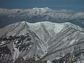 経ヶ岳から望む法恩寺山、遠景は大日山（2005年4月9日）