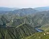 三ッ瀬明神山から望む鳳来寺山と鳳来湖(2018年5月22日撮影)