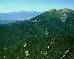 間ノ岳から望む伊那荒倉岳(中央部)と仙丈ヶ岳(右上)