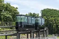 緩い勾配を移動するスロープカー
