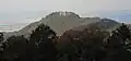 東側の弓張山地の県境稜線から望む石巻山（2013年12月7日撮影）
