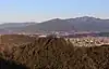 苗木城址から望む岩山、右奥に二ッ森山(2017年3月11日撮影)